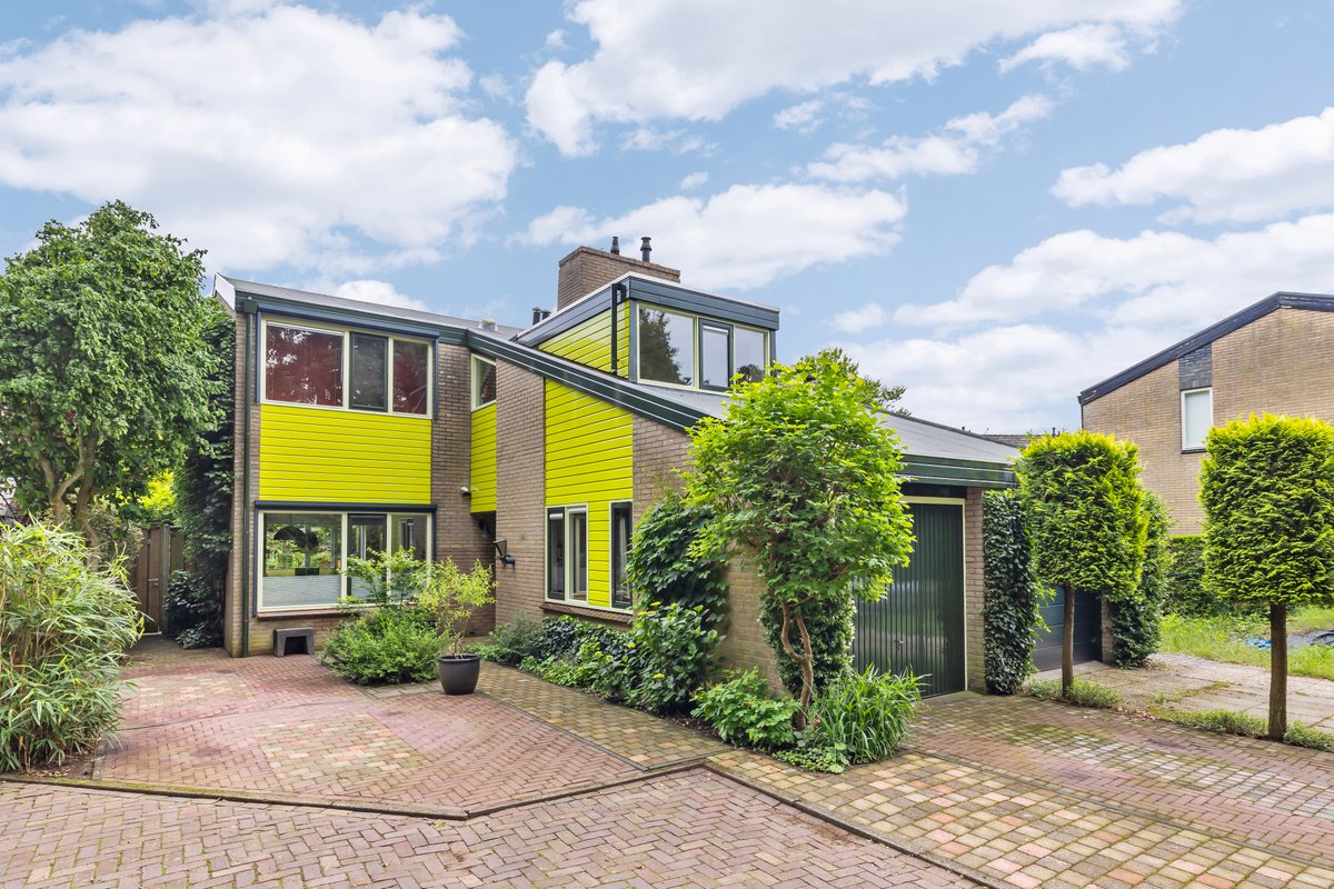 Sneak preview! Westdorplaan 159 te #Raalte. Verrassende en speelse twee-onder-één-kap met een gemoderniseerde keuken en badkamer op een mooie grote kavel van 335 m². Meer info vanaf morgen op; hannink.nl