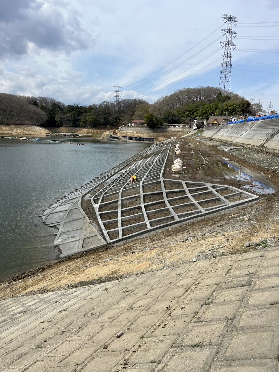 BOSAI_CONSTR's tweet photo. お世話になっております！BOSAIです👷
弊社は栃木県に本社を置いていますが...
実は群馬県に営業所があり、そちらでも日々工事を頑張っています！
こちらは群馬の現場の様子です
川沿いに並んだ四角形が美しい✨
＃栃木県 ＃群馬県 ＃法面 ＃建設業 https://t.co/EDseSIvKxx
