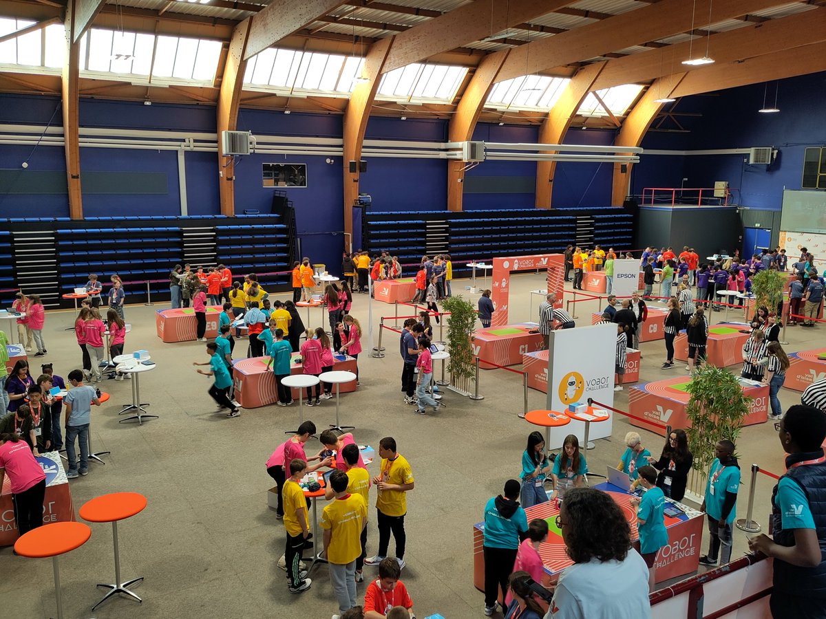 GreichTechno's tweet photo. C'est parti pour la finale de VObot. 2e participation d'affilée pour nos élèves de @ClgSimoneVeil à ce stade de la compétition. #VObot https://t.co/KcgdEc5LUb