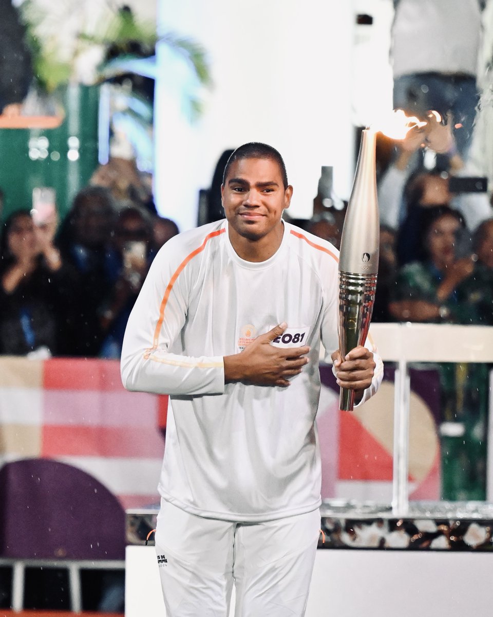 La flamme olympique est entre de bonnes mains à La Réunion 🌴
Nos légendes olympiques Jackson Richardson, Elvire Teza et Daniel Narcisse ont porté la flamme de Saint-Pierre à Saint-Denis 🌋