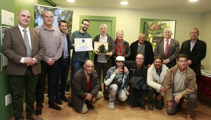cgavarres's tweet photo. 😢Ens unim a les mostres de condol per la pèrdua de Lluís Molinas, gran persona coneixedora del territori que s’estimava les #Gavarres i #Fitor. 

👏L’any 2016 va recollir el premi Cirera d’Arboç en representació de l’Associació d’Amics de #Fitor. https://t.co/VAQ3KapGBj