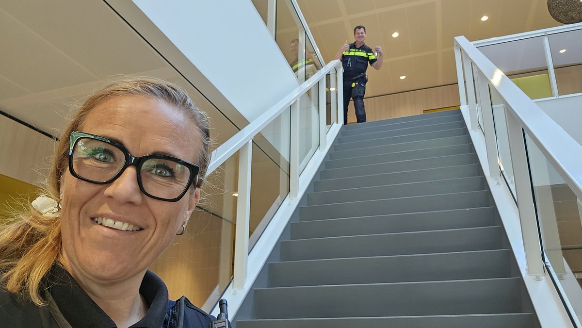 Goedemorgen allen! Vandaag weer dienst. Al even met wijkagent Stefan op pad geweest #inbraakalarm #aanrijdingmetletstel 
Dan gaan we nu door naar een R&amp;O gesprek met wijkagent Stefan! 😉 #gesprek #funcioneren #maghijblijven 😂