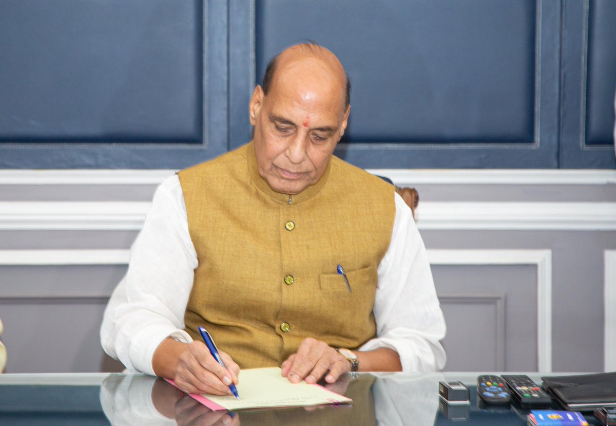 rajnathsingh's tweet photo. I reassumed charge of the Ministry of Defence today. The MoD shall continue working towards self-reliance in Defence. Our Armed Forces have been doing commendable work in maintaining  India’s external security. 

Under the inspiring leadership of PM Shri @narendramodi the MoD will further strengthen domestic defence manufacturing and boost exports to unprecedented highs.