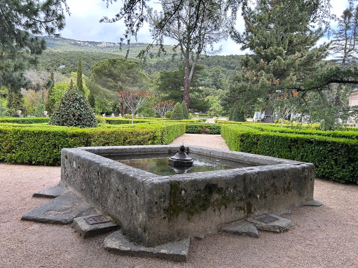 En la vertiente sur de la Sierra de Guadarrama, cerca del Real Monasterio de El Escorial, existen dos palacetes con sus jardines.

Disfruta este sábado, a las 18:50 h, de 'Casita del Príncipe. Casa del Infante. El Escorial' en #JardinesConHistoria

rtve.es/play/videos/ja…