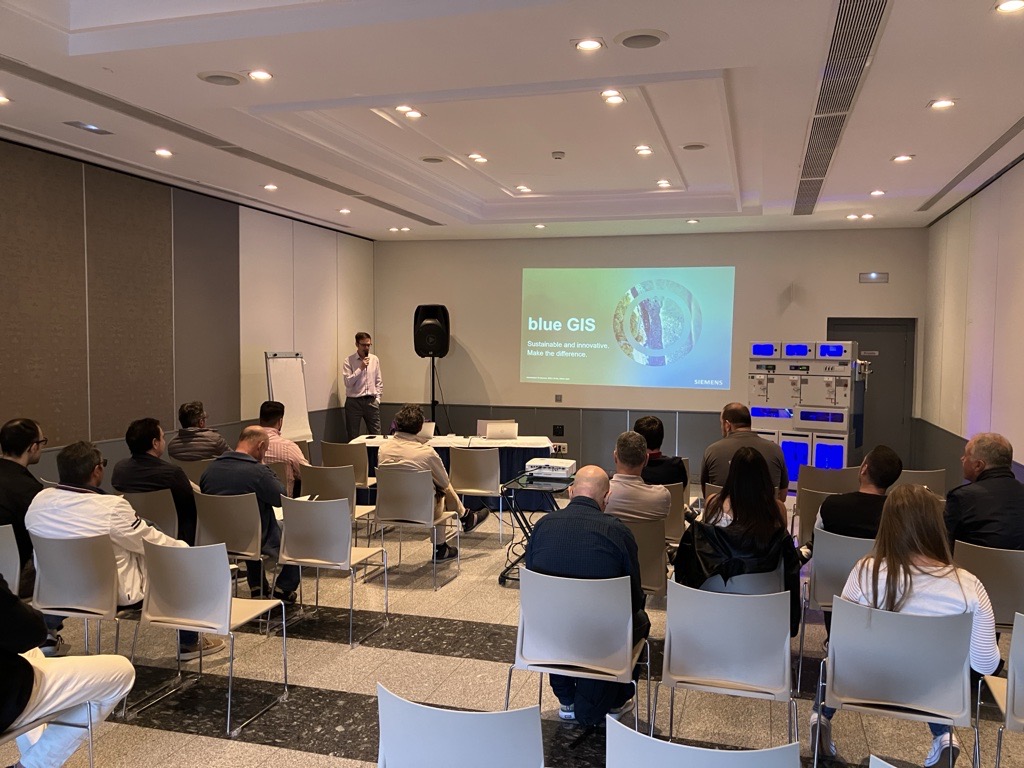 siemens_es's tweet image. ¡El Tour de #BlueGIS ha pasado por Burgos, Valladolid y León! 📌

➡️ Nuestros profesionales de #SiemensSI siguen mostrando a clientes de toda España cómo aprovechar la #energía eléctrica al máximo y cómo ser más sostenibles: sie.ag/27HmKz