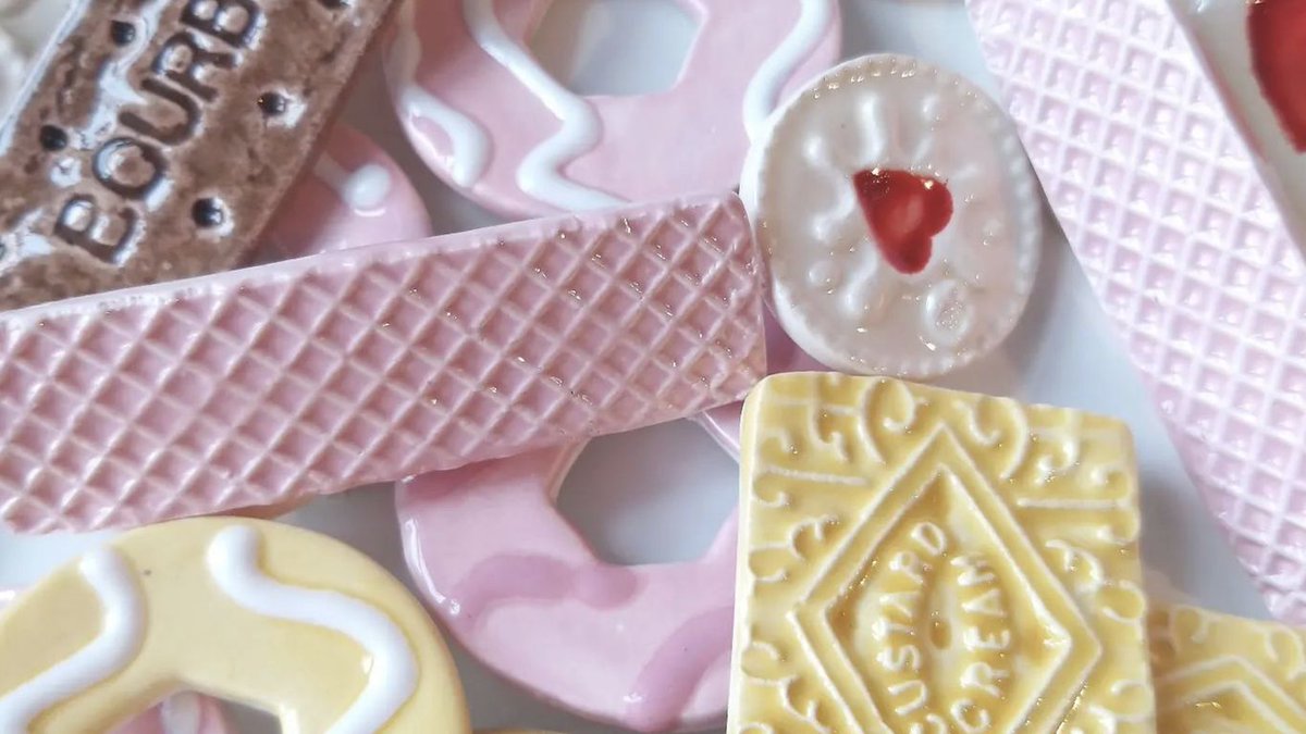 cr8tivekirklees's tweet image. Amongst the gorgeous range of workshops @globe_arts in #Slaithwaite is this Ceramics Biscuits one which takes place over 2 afternoons (6 &amp;amp; 13 July) where you will join Nat of @upsydaisycraft to create amazing ceramic novelty biscuits.  orlo.uk/TIszt