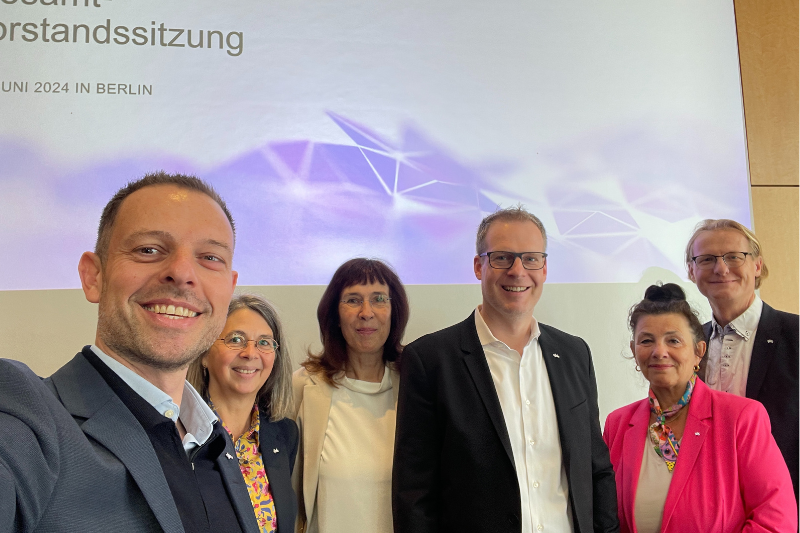 AUMAeV's tweet photo. Am heutigen 13. Juni trifft sich die deutsche #Messewirtschaft in Berlin. Messe macht Wirtschaft lebendig - darum dreht sich alles. #Messemachtlebendig
🟣AUMA-Vorstandssitzung
🟣Mitgliederversammlung
🔴Festakt 75 Jahre #Auslandsmesseprogramm des BMWK
🟣#AUMAmesseTreff24 https://t.co/GoFTfzbxVu
