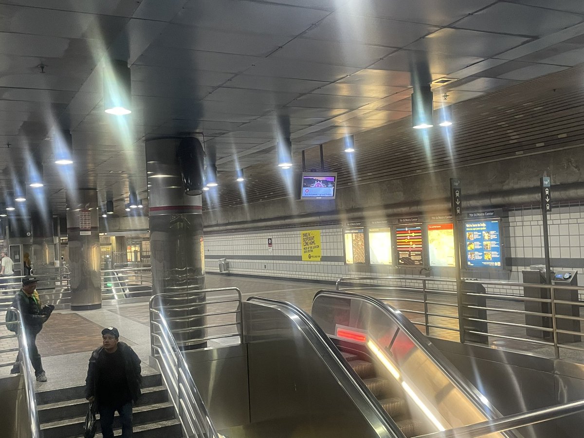 LukeGibsonPhoto's tweet photo. @metrolosangeles That’s awesome!
Now maybe learn proper signage. This is your sole signage informing your users how to locate the Red line level from
The Expo line level. I can barely figure it out, and I LIVE here and have used this station before. I feel sad for tourists trying to figure it out https://t.co/KO6jeCP9JP