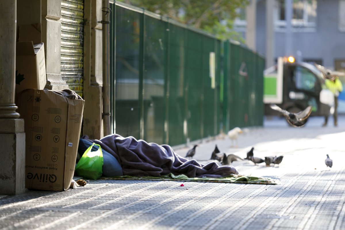 Des que el Pla endreça va entrar en vigor a Barcelona el juliol de 2023, a Arrels hem comprovat que comporta més dificultats en el dia a dia de les  persones que viuen al carrer, més sancions i vulneracions de drets.