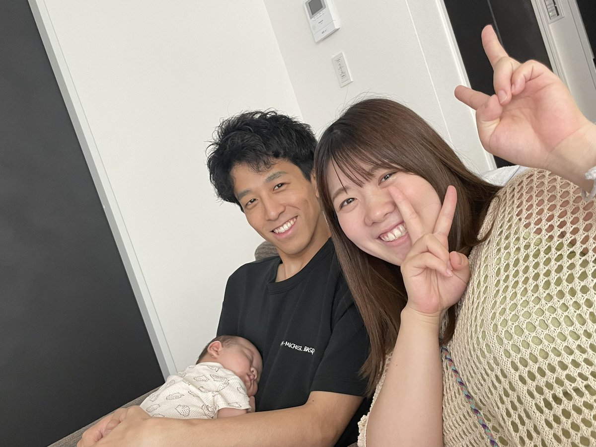 ds_tatsuya's tweet photo. 昨日は片桐夫婦の家にお邪魔しました！

めちゃくちゃ可愛くて癒された👶

2人にもゆっくり会えてまた頑張れそうです👍

ナイス笑顔✨

@dsgiriyuta 
＠dr__yuk0616 

＃GT夫婦
＃パンパースおじさん https://t.co/8ZKss4QoUh