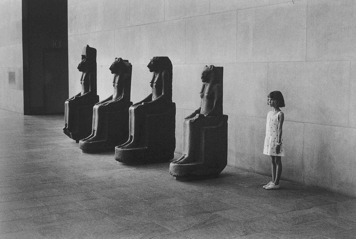 artribune's tweet photo. #fotodelgiorno: Metropolitan Museum of Art di New York nel 1988 fotografato da Elliott Erwitt. https://t.co/mgmABBQHgF