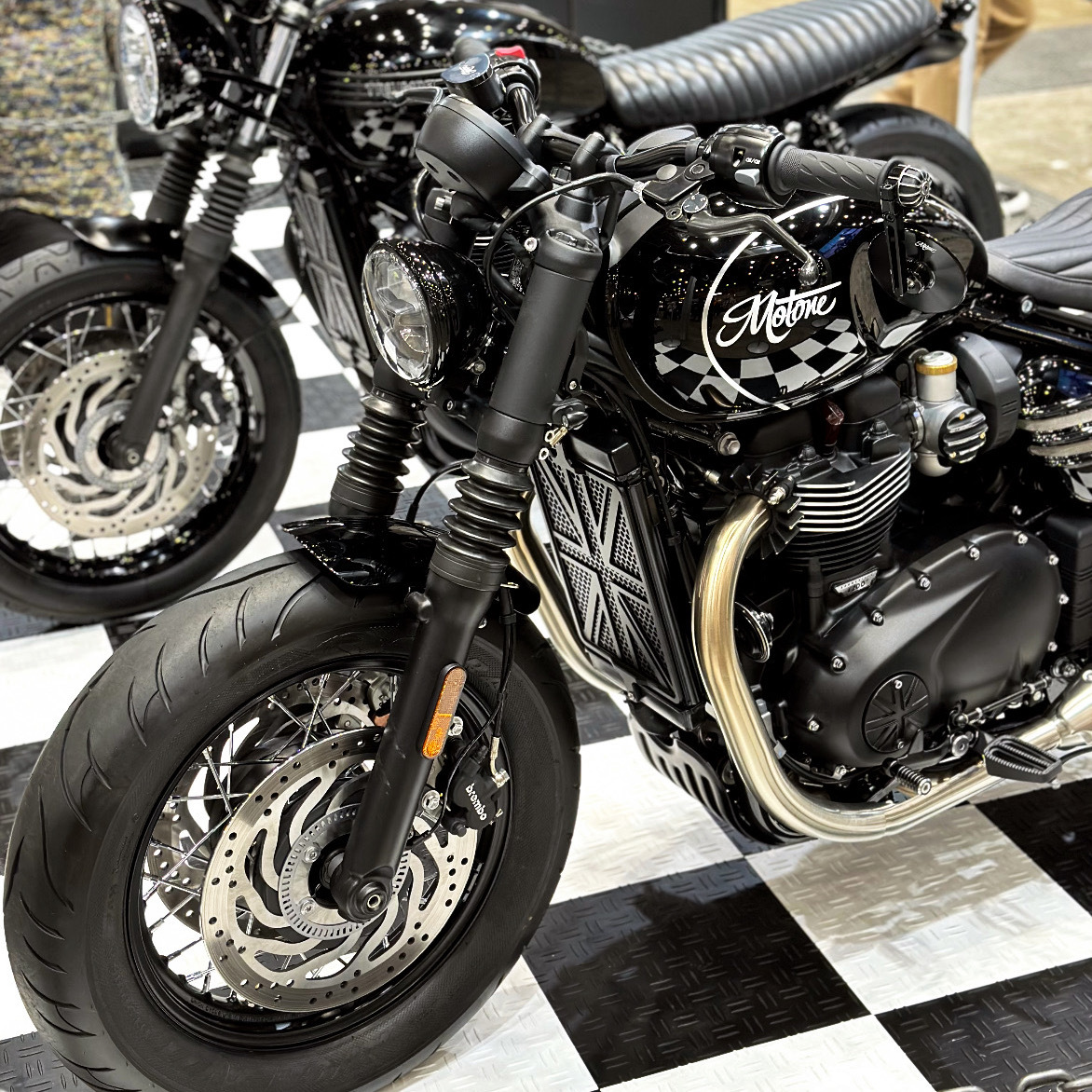 plot_touring's tweet image. Motone T120 &amp;amp; Bobber🏁
Motoneパーツをふんだんに装着し、T120のクラシックスタイルとBobberの力強いスタイルに磨きをかけました✨

#motone #モートーン #トライアンフ #ボンネビル