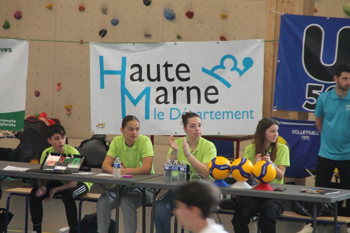 RachClem2's tweet photo. Complexe Sportif "Fair Play" @actu_Joinville accueille le Championnat de France @unss  Volley Ball, Minimes Gar��ons Excellence.  3 jours de compétition sous l'œil attentif des jeunes officiels @MAIF . Remise des récompenses @dsden52 . Bravo à tous! https://t.co/xtUbl6C0af
