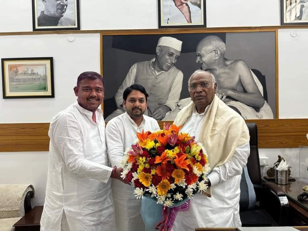 AlamTauquirJNU's tweet photo. तीन निर्दलीय सांसदो ने @INCIndia का हाथ थामा और अपना पूर्ण समर्थन दिया है;
पुर्णिया - राजेश रंजन उर्फ़ पप्पू यादव जी (बिहार)
सांगली - विशाल पाटिल जी (महाराष्ट्र) 
लद्दाख - हनीफा जान जी (लद्दाख)
अब हम तकनीकी तौर पर 102 हो गए है 🔥🔥🔥
बहुत बहुत बधाई
#hathbadlegahalaat https://t.co/odPXnHTlRt