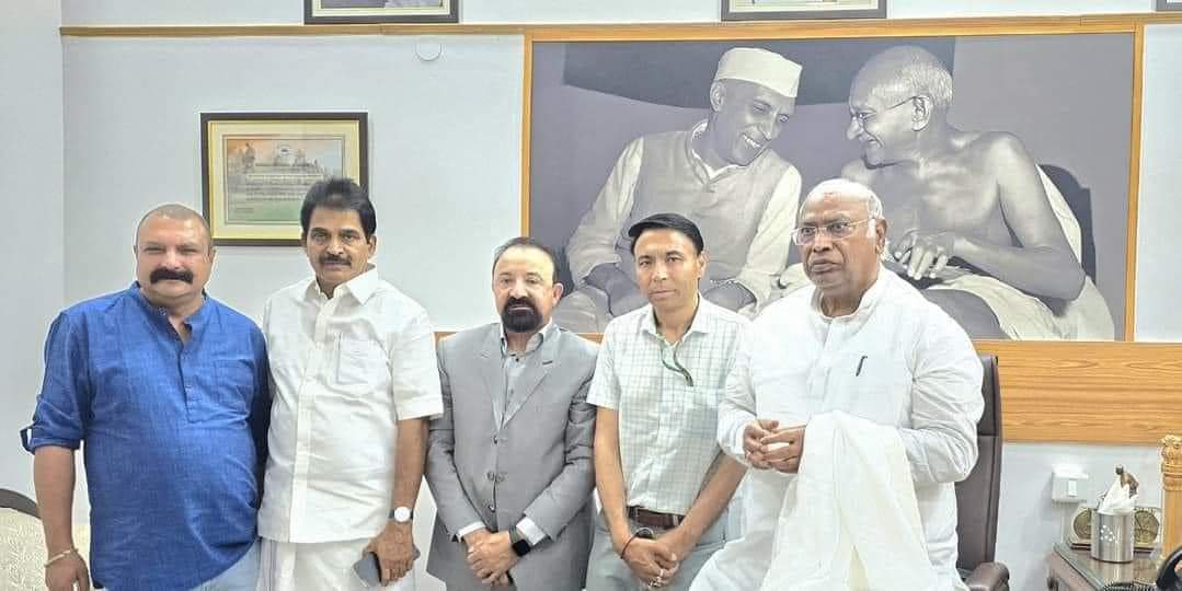 AlamTauquirJNU's tweet photo. तीन निर्दलीय सांसदो ने @INCIndia का हाथ थामा और अपना पूर्ण समर्थन दिया है;
पुर्णिया - राजेश रंजन उर्फ़ पप्पू यादव जी (बिहार)
सांगली - विशाल पाटिल जी (महाराष्ट्र) 
लद्दाख - हनीफा जान जी (लद्दाख)
अब हम तकनीकी तौर पर 102 हो गए है 🔥🔥🔥
बहुत बहुत बधाई
#hathbadlegahalaat https://t.co/odPXnHTlRt