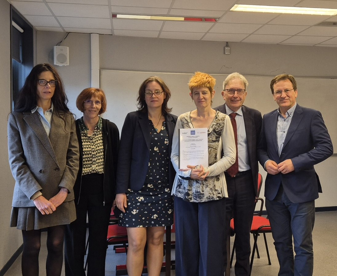 URConfluence's tweet photo. Nous adressons toutes nos félicitations à @MarieFVernier (@UCLy @esdes_BS) pour l’obtention de son HDR !  

Elle a soutenu un mémoire inédit intitulé "Les voies de la transition écologique : nature, contributions et déterminants des innovations environnementales".

[1/2] https://t.co/snrLW8sI3x