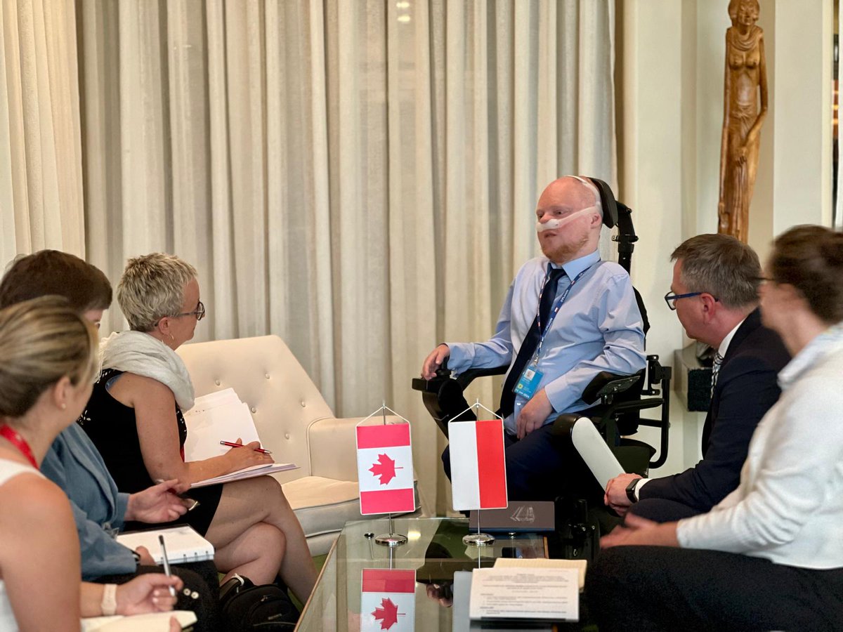 MRPiPS_GOV__PL's tweet photo. 🇵🇱🇺🇳 Wiceminister @LukaszKrason @PelnomocnikON, który bierze udział w 17. sesji konferencji państw-stron Konwencji o Prawach Osób z Niepełnosprawnościami na forum #ONZ w #NowyJork, spotkał się ze Specjalną Sprawozdawczynią ONZ ds. praw osób z niepełnosprawnościami, Hebą Hagrass (@hebahagrass).
ℹ️ Wiceminister @MRPiPS_GOV__PL wziął również udział w spotkaniach z Wiceministrem Kultury i Równości Norwegii🇳🇴 Evenem Aleksandrem Hagenem (@EvenHagen) oraz  Ministrą Stanu ds. Niepełnosprawności w Ministerstwie ds. Płci, Pracy i Rozwoju Społecznego Ugandy🇺🇬 Hellen Grace i Zastępczynią Wiceministra w Departamencie Zatrudnienia i Rozwoju Społecznego Kanady🇨🇦 Kristiną Namiesniowski.