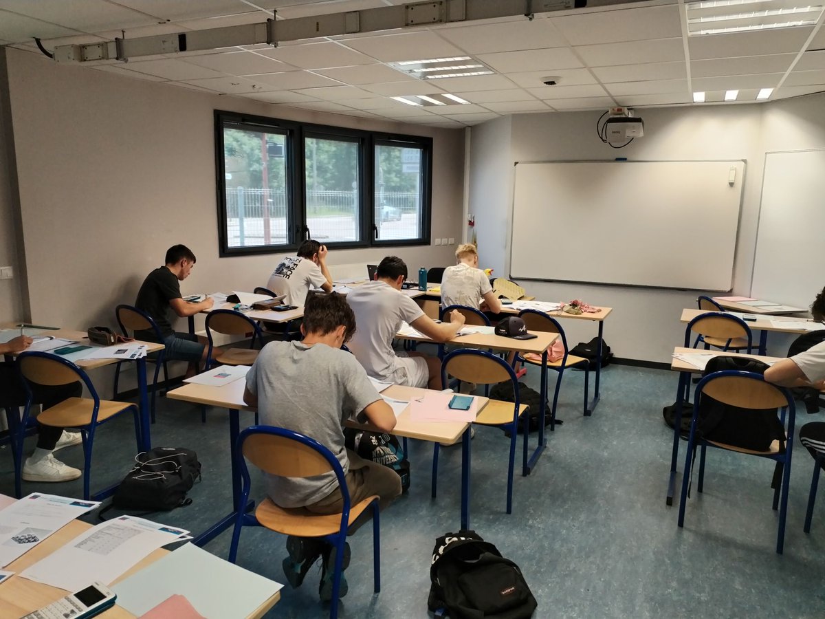 Mercredi 05 Juin 2024 : après trois années de formation, les terminales #MELEC ⚡entament la dernière ligne droite des examens techniques avec une épreuve théorique de 4h. 🖋 📚

Plus d'infos : linkedin.com/feed/update/ur…

Encouragement à eux!

#électrotechnique
