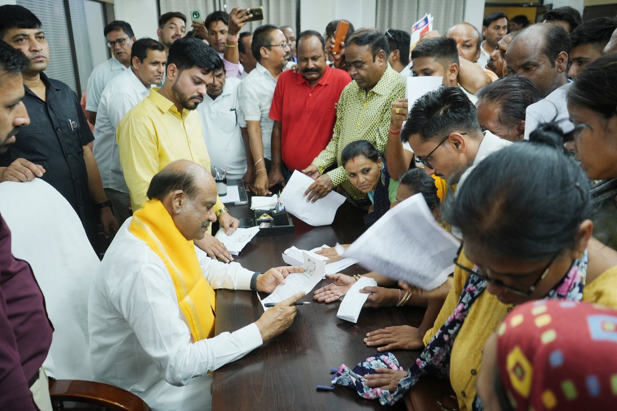 ombirlakota's tweet photo. कोटा-बून्दी प्रवास के दौरान आमजन से भेंट की। चुनाव के दौरान स्नेह, समर्थन और आशीर्वाद प्रदान करने के लिए उनका आभार व्यक्त किया। यह सभी मेरे लिए मेरा परिवार हैं, जिनके अभावों को दूर करने तथा उनके जीवन में समृद्धि व खुशहाली के लिए सदैव समर्पित भाव से कार्य करता रहूंगा।
#kota
#Bundi https://t.co/D4N84o0w2P