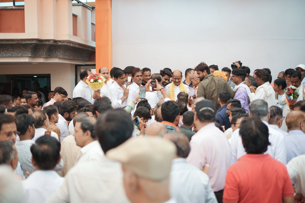ombirlakota's tweet photo. कोटा-बून्दी प्रवास के दौरान आमजन से भेंट की। चुनाव के दौरान स्नेह, समर्थन और आशीर्वाद प्रदान करने के लिए उनका आभार व्यक्त किया। यह सभी मेरे लिए मेरा परिवार हैं, जिनके अभावों को दूर करने तथा उनके जीवन में समृद्धि व खुशहाली के लिए सदैव समर्पित भाव से कार्य करता रहूंगा।
#kota
#Bundi https://t.co/D4N84o0w2P