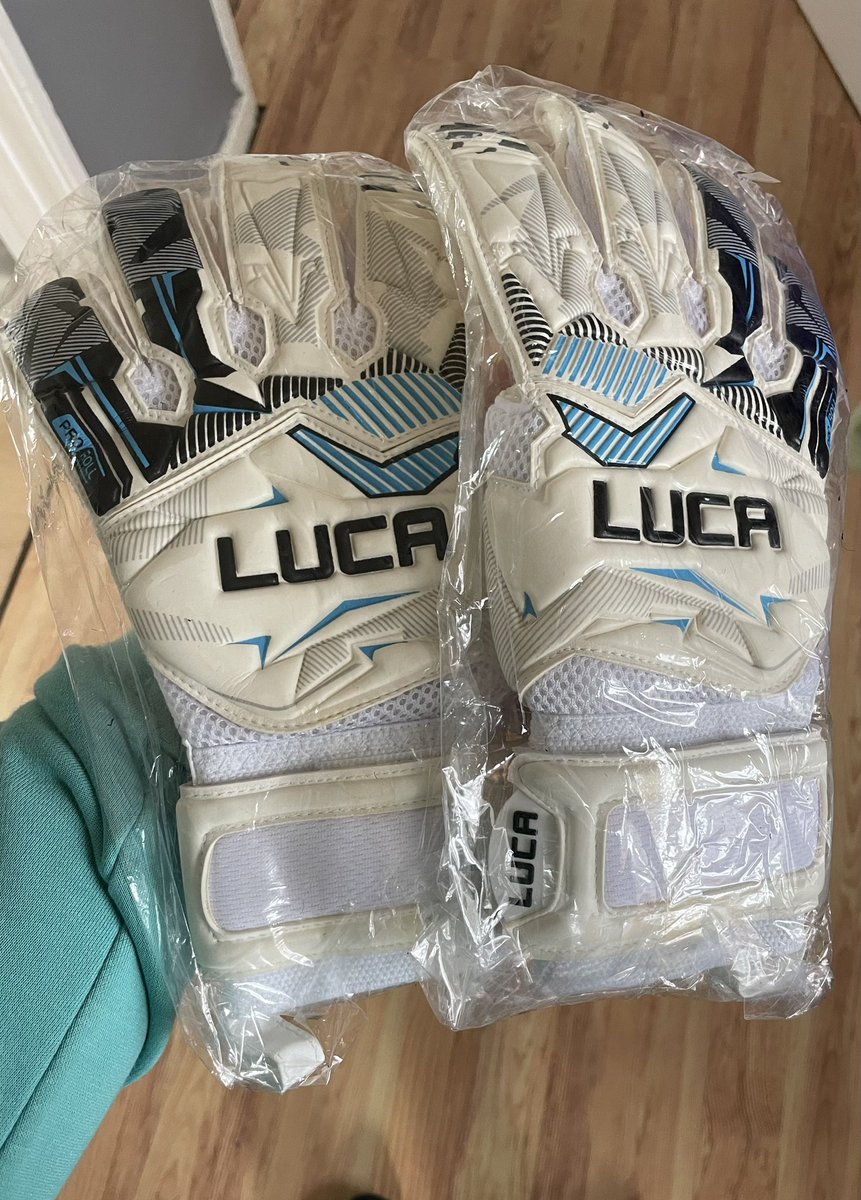Jones23Kat's tweet photo. Received my prize from @lucagoalkeeping such good quality! Thank you! #Legends https://t.co/WFzGlhGxy4