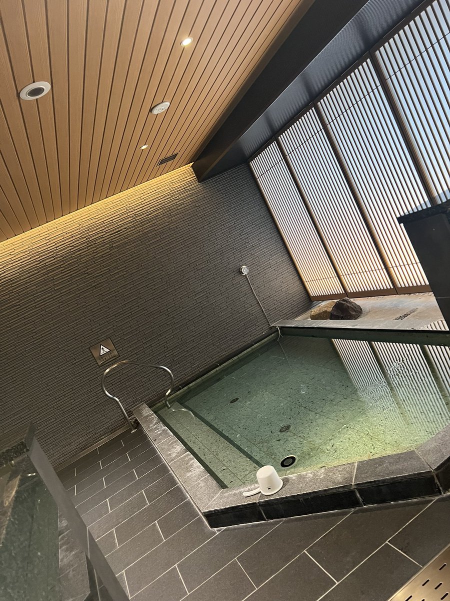 ZUBOCOS's tweet photo. 日本橋の老舗ホテル「ホテルかずさや」さんの大浴場でZUBOCOSのオールインワンスキンケアと泡洗顔がご利用いただけるようになりました。またフロントでも販売しています。スタッフの皆さまも素敵な方ばかりで、素晴らしいホテルです！
是非ご利用ください。

https://t.co/zfPSEHR0bC
#かずさや https://t.co/lfkjd7HrzY