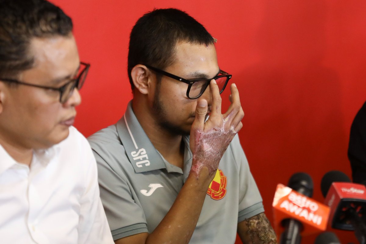 ASTROARENA's tweet photo. Penampilan umum pertama Faisal Halim selepas insiden yang menimpa beliau tempoh hari pada sesi sidang media di Pusat Latihan SFC sebentar tadi.

Ayuh Malaysia, sama-sama kita terus mendoakan kesihatan dan kesejahteraan beliau. 🤲❤️💛

#SolidaritibersamaFaisalHalim @selangorfc https://t.co/AOSrak7J94