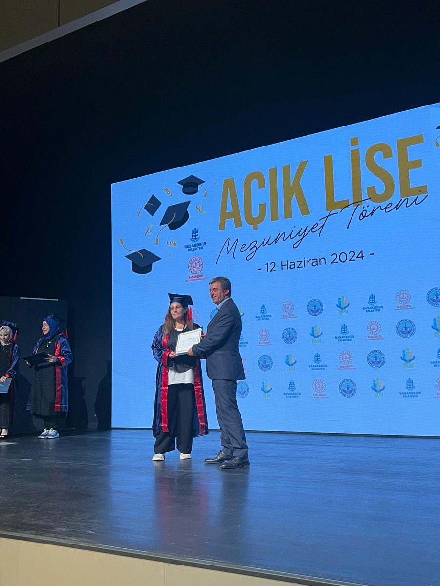 basaksehirhem's tweet photo. Başakşehir Halk Eğitimi Merkezi olarak açık lise öğrencilerimize Başakşehir Belediyesinde mezuniyet töreni gerçekleştirdik. Törene kurum müdürümüz Mustafa Yılmaz Başakşehir Belediye Başkanı Yasin Kartoğlu ilçe milli eğitim müdürü Ahmet Çoşkun şube müdürlerimiz ve aileler katıldı. https://t.co/fVLi0xqo3k