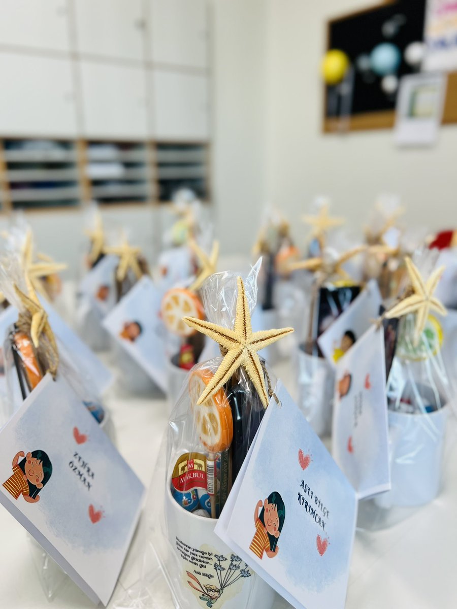 Çokça yorulduğumuz, bolca eğlendiğimiz ve en önemlisi bizi hedeflerimize ulaştıracak  bilgi birikimini edindiğimiz bir dönemin daha sonuna geldik.. Karne hediyelerimiz de hazır 💙 <a href="/cigdemmolla/">Dr. Çiğdem Mollaibrahimoğlu</a> <a href="/keziban_senel/">Keziban Şenel</a> <a href="/DogaHalic/">Doğa Koleji Haliç Kampüsü</a> <a href="/hly__ozdgru/">hülya özdoğru</a>