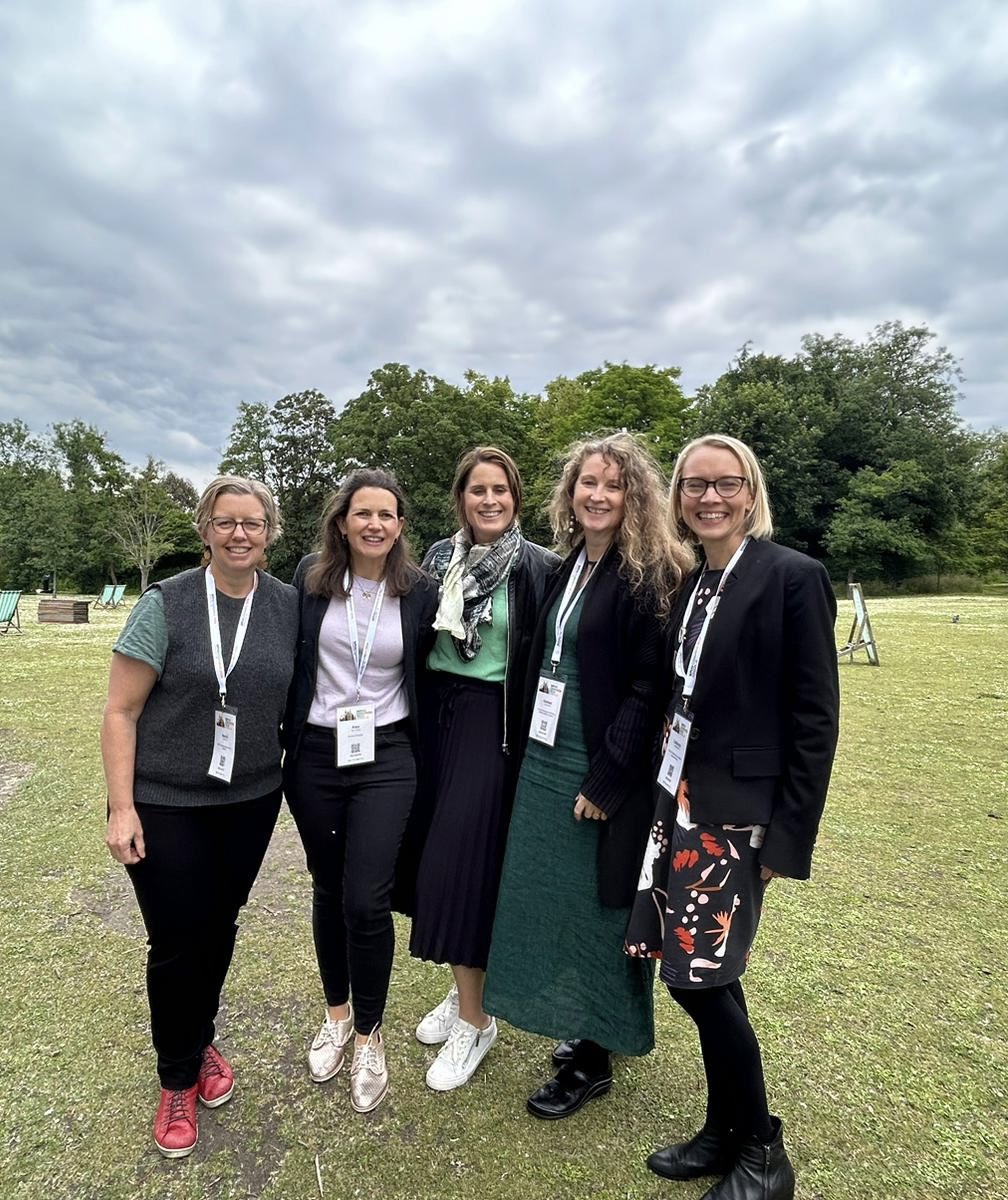 n_hull22's tweet photo. And again another photo of a fab crew! Member of the Infant and Toddler Foods Research Alliance met with the @1stepsnutrition for lunch outdoors in Regent Park ☀️🌿 https://t.co/ADQi2r9QaE