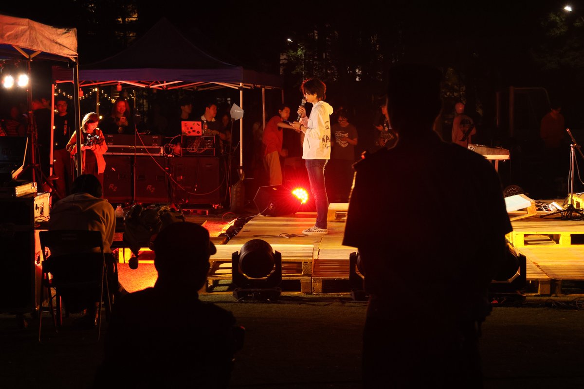sjtu1896's tweet photo. On June 1st, Shanghai Jiao Tong University's Art Center hosted an open-air concert to celebrate the graduation season. The event featured band performances, an open mic, and engaging stalls like henna tattooing, dart games, and DIY bracelet making.
#ArtCenter #OpenAirConcert https://t.co/LHQoWx0Tbt