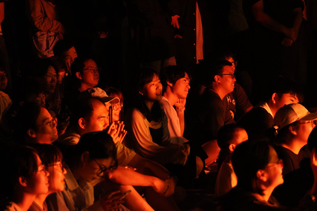 sjtu1896's tweet photo. On June 1st, Shanghai Jiao Tong University's Art Center hosted an open-air concert to celebrate the graduation season. The event featured band performances, an open mic, and engaging stalls like henna tattooing, dart games, and DIY bracelet making.
#ArtCenter #OpenAirConcert https://t.co/LHQoWx0Tbt
