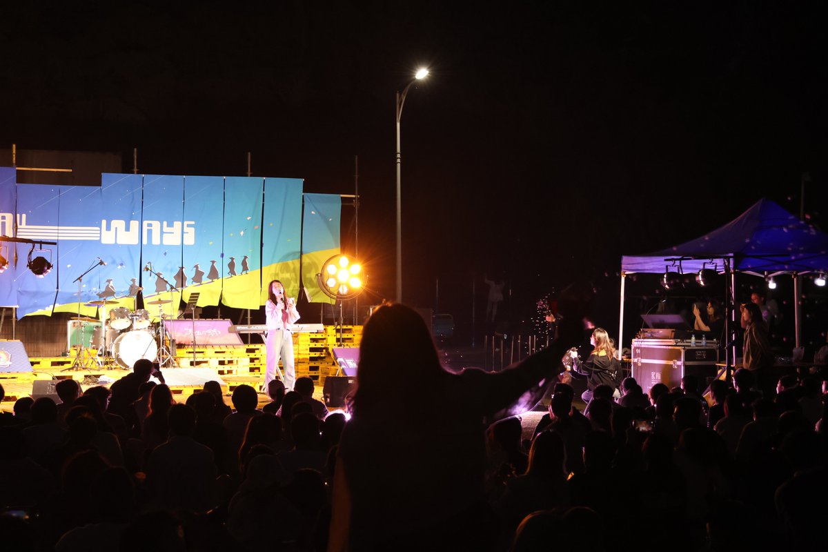 sjtu1896's tweet photo. On June 1st, Shanghai Jiao Tong University's Art Center hosted an open-air concert to celebrate the graduation season. The event featured band performances, an open mic, and engaging stalls like henna tattooing, dart games, and DIY bracelet making.
#ArtCenter #OpenAirConcert https://t.co/LHQoWx0Tbt
