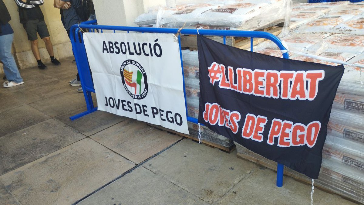 🔴⚫ Judici als antifeixistes de Pego!

Força i ànims per als qui pateixen la repressió per haver respost com calia al nazisme.

Tot el suport als <a href="/EncausatsPego/">Encausats.Pego</a> !