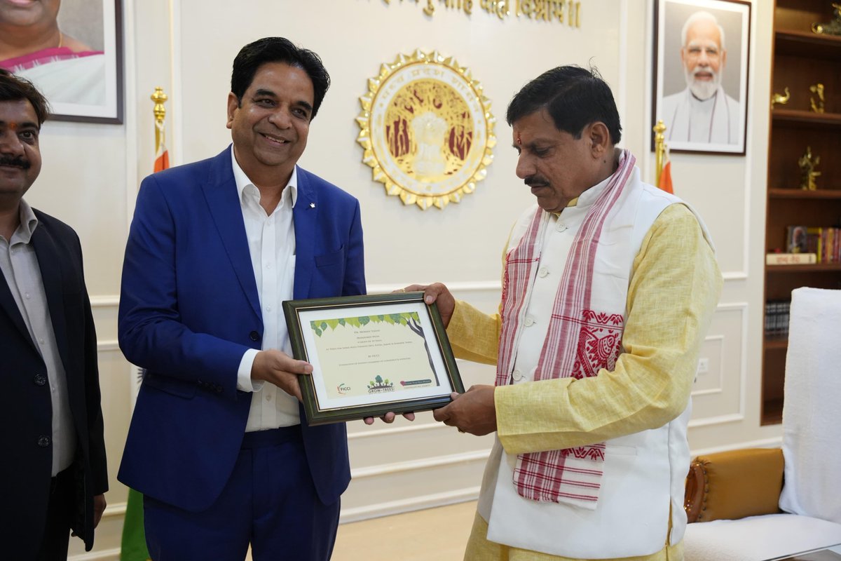 CMMadhyaPradesh's tweet image. मुख्यमंत्री डॉ. मोहन यादव से आज निवास स्थित समत्व भवन में @ficci_india के मध्यप्रदेश स्टेट काउंसिल चेयरमैन श्री दिनेश पाटीदार एवं स्टेट हेड, मप्र श्री शांतनु त्रिपाठी ने सौजन्य भेंट की।

@DrMohanYadav51
#DrMohanYadav #CMMadhyaPradesh