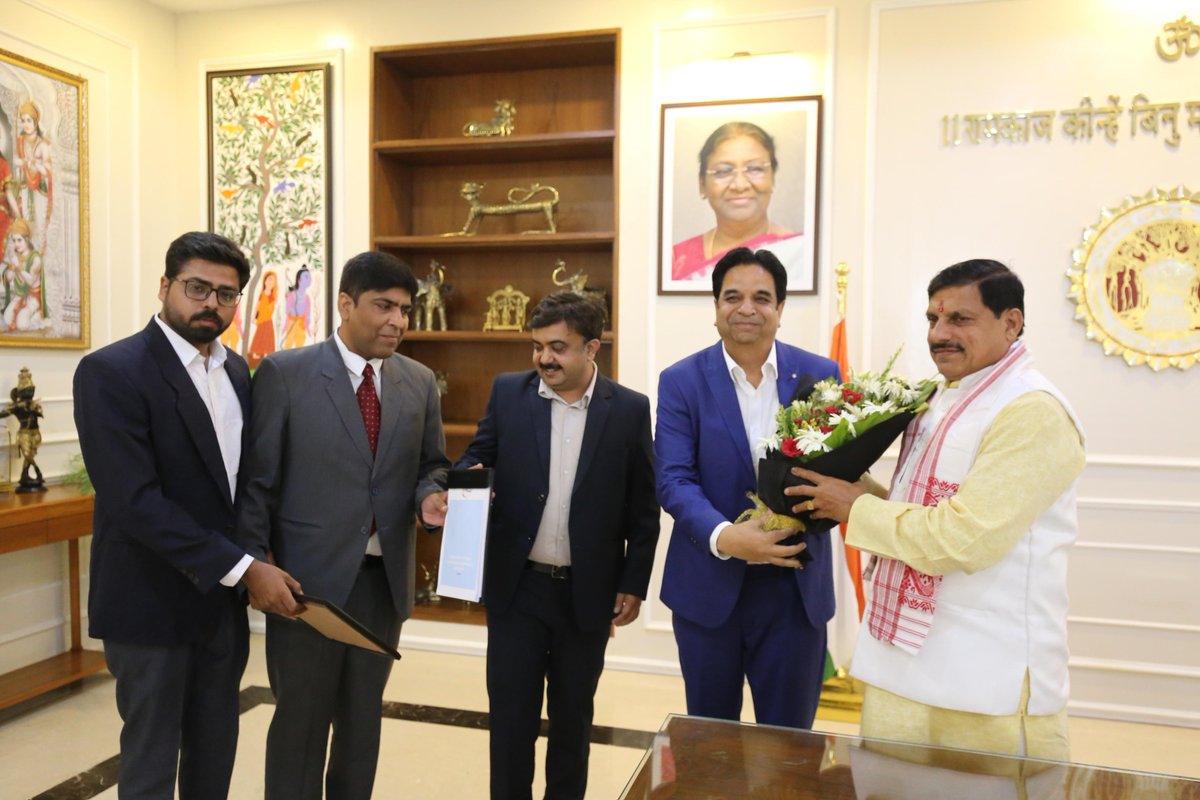 CMMadhyaPradesh's tweet image. मुख्यमंत्री डॉ. मोहन यादव से आज निवास स्थित समत्व भवन में @ficci_india के मध्यप्रदेश स्टेट काउंसिल चेयरमैन श्री दिनेश पाटीदार एवं स्टेट हेड, मप्र श्री शांतनु त्रिपाठी ने सौजन्य भेंट की।

@DrMohanYadav51
#DrMohanYadav #CMMadhyaPradesh