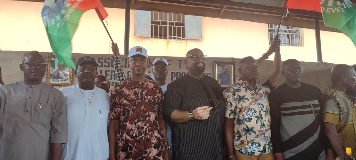 asaskads's tweet photo. Yesterday, our campaign team met with the Association of Tyre Dealers and Allied Products and and visited other SMEs clusters in Oredo LG. It was heart warming as we interacted with them and listened to their concerns. SMEs are the livewire of any economy and it's our priority. https://t.co/iJRdVoAw9u