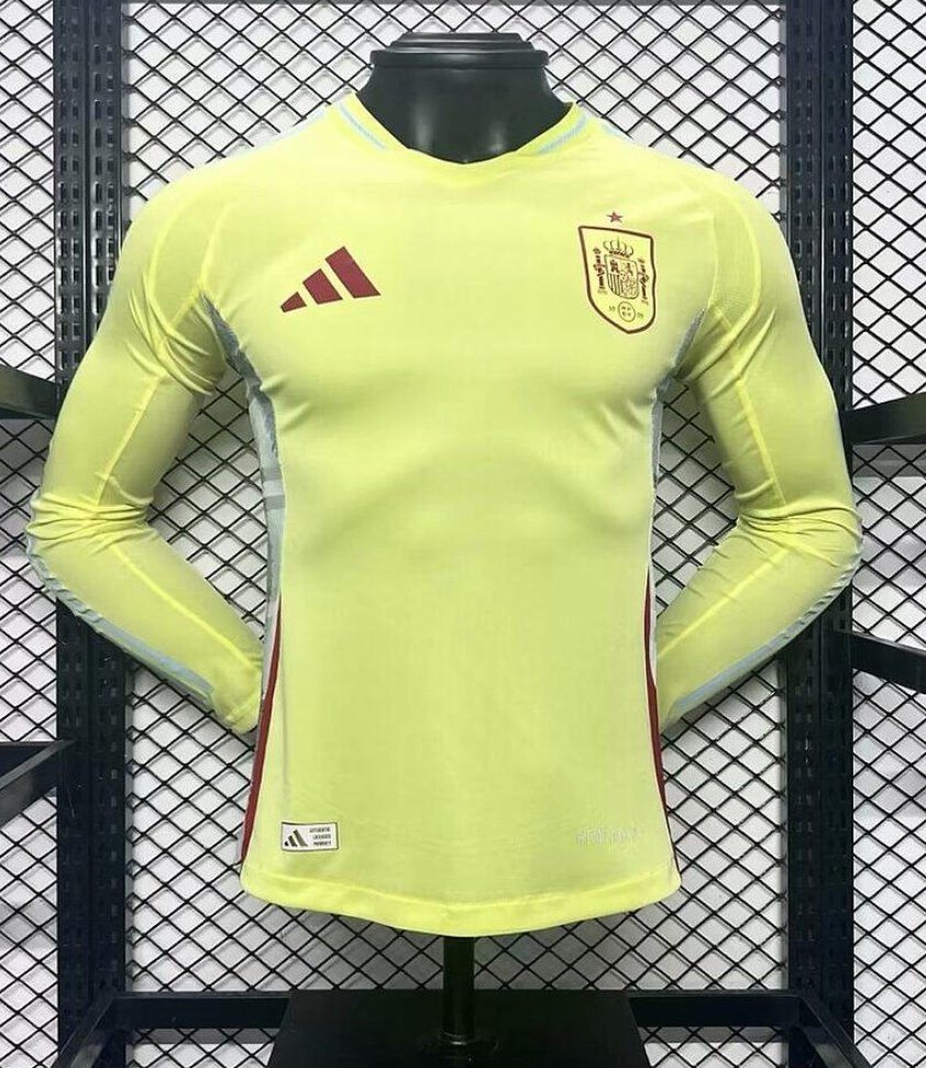 BlxckNews's tweet photo. Pronto empezará la Eurocopa, así que vamos a realizar un sorteo de una de las dos camisetas de España a escoger por el ganador 🤯

Para participar: 
- Dale RT y MG al tweet ❤️
- Sigue a @Ctinfo_17 y a @BlxckNews ✍️
- *OPCIONAL* Mencionar a un amigo (doble participación)

Daremos el ganador el 15 de Junio 🗓️

Pero esto no queda aquí, porque para que nadie se quede sin su camiseta los amigos de @Ctinfo_17 tendrán activo durante hoy y mañana un código de descuento del 10% que se llama 'EURO10'. Gracias a este código podréis haceros con la camiseta de España, la camiseta de vuestra selección favorita o incluso con algunas de las camisetas de la próxima temporada que tienen en su web. 🤯