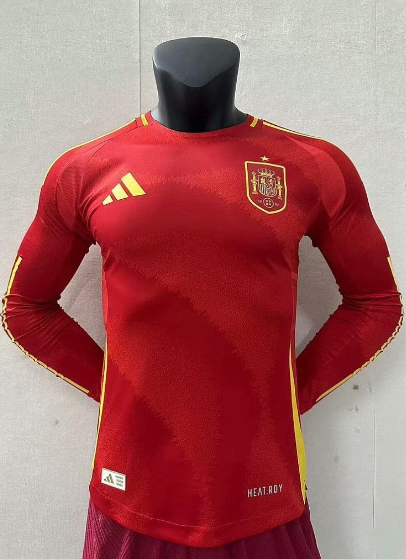BlxckNews's tweet photo. Pronto empezará la Eurocopa, así que vamos a realizar un sorteo de una de las dos camisetas de España a escoger por el ganador 🤯

Para participar: 
- Dale RT y MG al tweet ❤️
- Sigue a @Ctinfo_17 y a @BlxckNews ✍️
- *OPCIONAL* Mencionar a un amigo (doble participación)

Daremos el ganador el 15 de Junio 🗓️

Pero esto no queda aquí, porque para que nadie se quede sin su camiseta los amigos de @Ctinfo_17 tendrán activo durante hoy y mañana un código de descuento del 10% que se llama 'EURO10'. Gracias a este código podréis haceros con la camiseta de España, la camiseta de vuestra selección favorita o incluso con algunas de las camisetas de la próxima temporada que tienen en su web. 🤯