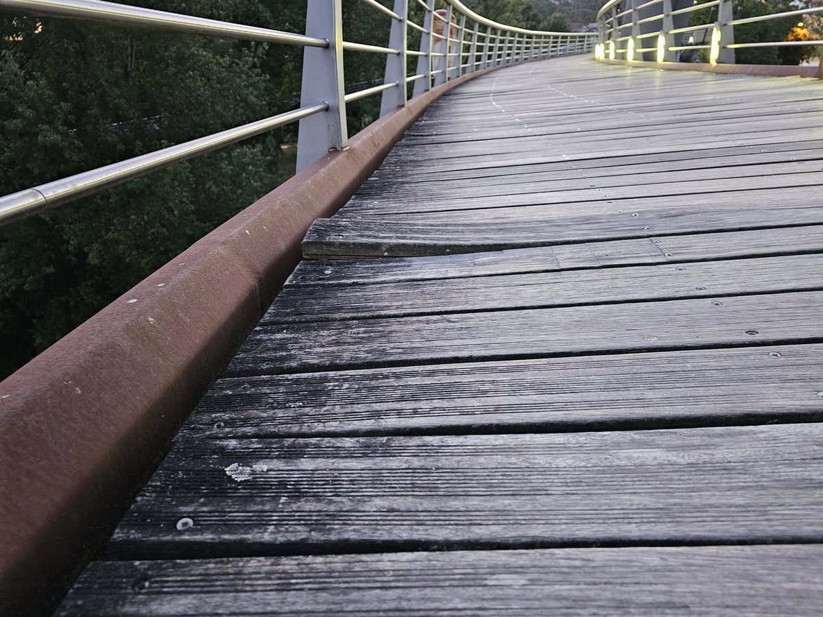 Fer7923662156's tweet photo. @LaRegion Por favor a quien le importe la Sitiacion del Puente de Oira, esta muy deteriorada la Madera de la camineria https://t.co/HdRSTuHvjj