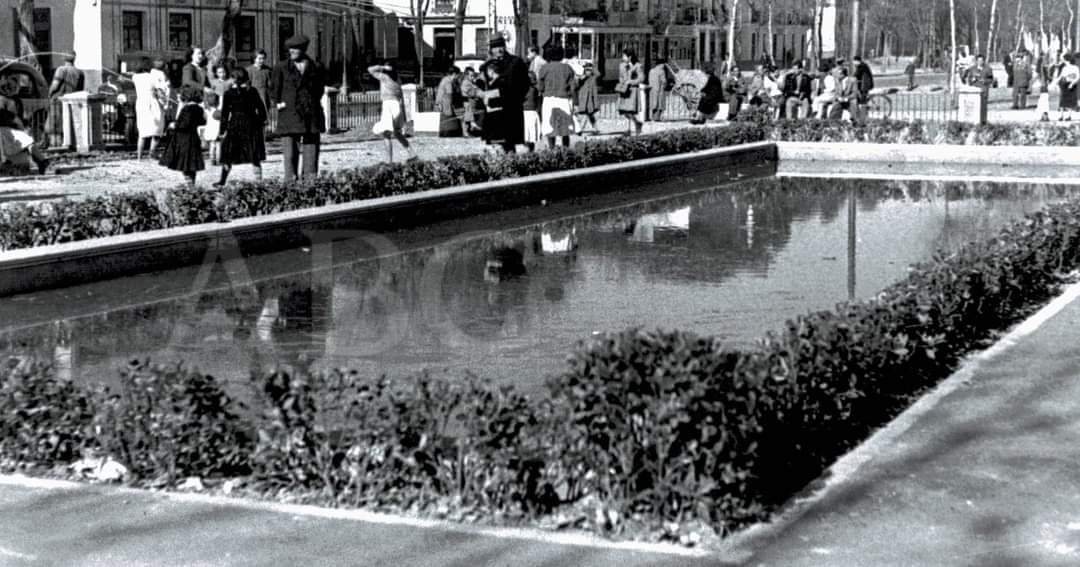 Imagen de los desaparecidos estanques de la Alameda de Hércules, la foto es de 1952 donde aun se puede ver el desaparecido tranvia de la Alameda. "La sevilla que se nos fue". #BuenosDiasATodos #sevillahoy #FelizJueves