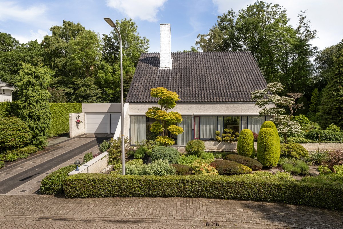 Sneak preview! Bernhard van Galenstraat 34 te #Raalte.  Fraaie onder architectuur gebouwde villa, bouwjaar 1973, op een riant perceel van maar liefst 1.415 m².  Meer info morgen; hannink.nl