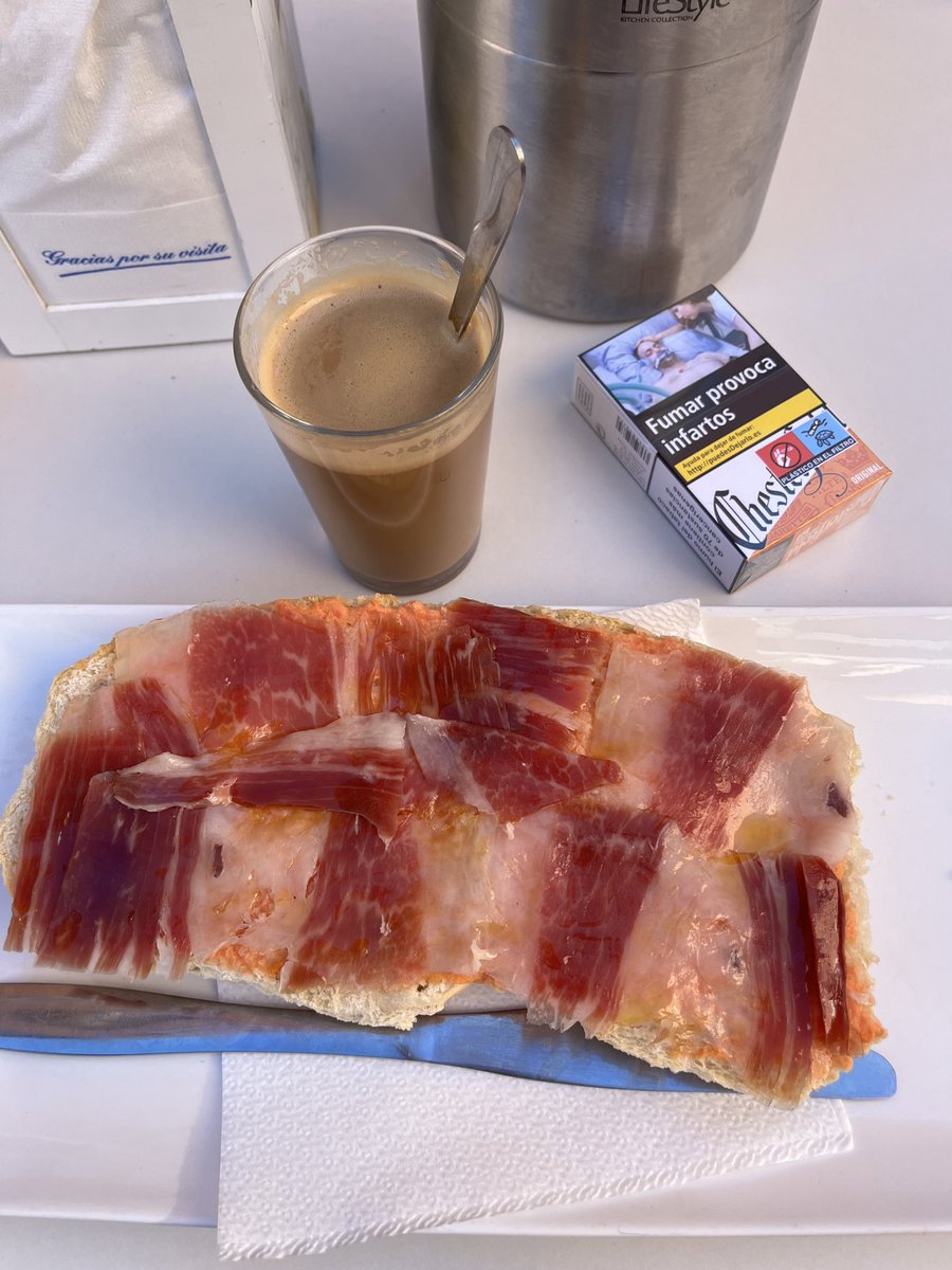 Jimbo4xL's tweet photo. nos dias cybersobrinos, aqui ando consumiendo los tres jinetes del apocalipsis, vamos con el juernes familia que esta noche toca ponerse como las grecas #juernes https://t.co/IjX0rWTkjd