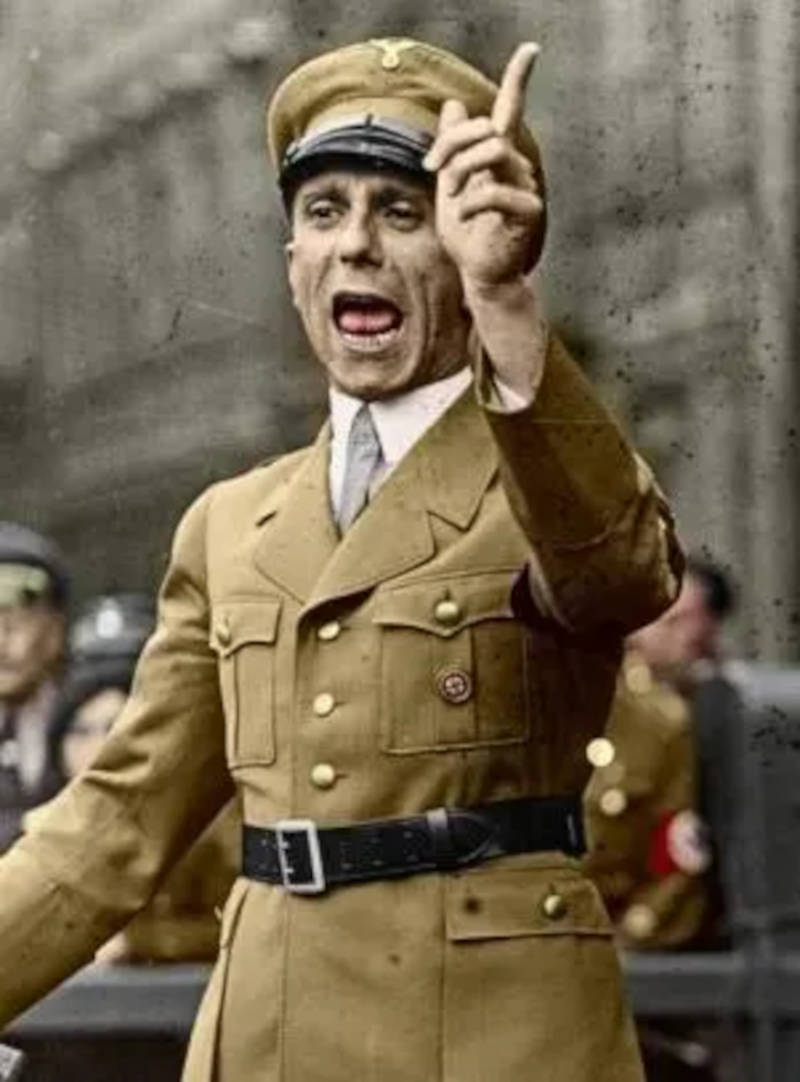 Rafael_Narbona's tweet photo. NARBONA TODAY
Isabel Díaz Ayuso anuncia que creará los premios Joseph Goebbels y menciona los nombres de diez posibles ganadores

1. Federico Jiménez Losantos, periodista templado y ecuánime
2. Carlos Herrera, voz insobornable y conciliadora
3. Eduardo Inda, amante de la verdad y el diálogo
4. Jorge Bustos, blanqueador de ignominias y fiel vasallo de los poderes fácticos
5. Paco Marhuenda, el brazo tonto de la ley
6. Hermann Tertsch, conspicuo enólogo y admirador de Netanyahu y Reinhard Heydrich
7. Alfonso Rojo, pacífico tertuliano y pocero mayor del Reino
8. Alfonso Ussía, exquisito plumífero y paladín de todas las buenas causas, como el machismo, el racismo y la aporofobia
9. Ana Rosa Quintana, pionera de la telecloaca 
10. Salvador Sostres, protector de la infancia 

Díaz Ayuso ha anunciado que le costará trabajo seleccionar al periodista más digno del galardón y ha aventurado que tal vez el premio se reparta entre todos. Patrocinado por Florentino Pérez y la Fundación Quirónsalud, el premio Joseph Goebbels será entregado en el palco del Real Madrid y después se celebrará un ágape en el piso de Chamberí de Díaz Ayuso y su novio. La celebración concluirá con el apaleamiento de una piñata de Pedro Sáncez.

Rafael Narbona, Narbona Today, el diario global en la era de la posverdad. Solo publicamos noticias rigurosamente falsas.