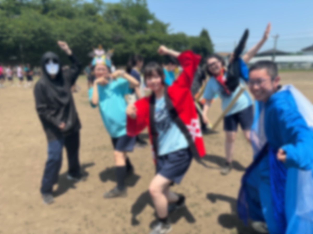 【スポーツデー🏃‍♀️☀️🫠】

本校は今日・明日スポーツデー！🏃‍♂️
午前中はグラウンドで各種競技が開かれました。

写真は部活動・愛好会対抗リレーに出場した演劇部メンバー！
衣装やら小道具を持って参戦です！