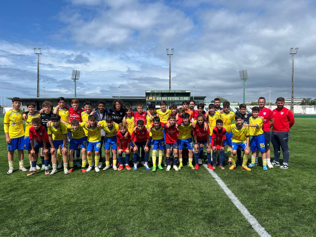 BPFC24's tweet photo. La semaine dernière nos U13 s’étaient envolés à Porto 🇵🇹

Baptême de l’air ✈️, matchs amicaux, visites, temps libre, encore de beaux souvenirs pour nos jeunes Bergeracois. 

📲 https://t.co/KJNCKAt7wj

#BPFC 🔵🔴 https://t.co/MmAXZwaGFd
