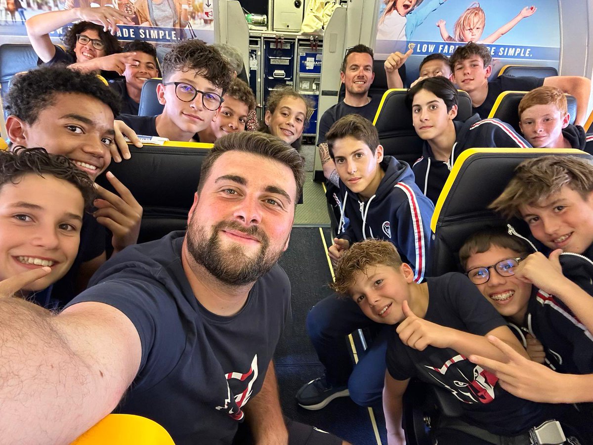 BPFC24's tweet photo. La semaine dernière nos U13 s’étaient envolés à Porto 🇵🇹

Baptême de l’air ✈️, matchs amicaux, visites, temps libre, encore de beaux souvenirs pour nos jeunes Bergeracois. 

📲 https://t.co/KJNCKAt7wj

#BPFC 🔵🔴 https://t.co/MmAXZwaGFd