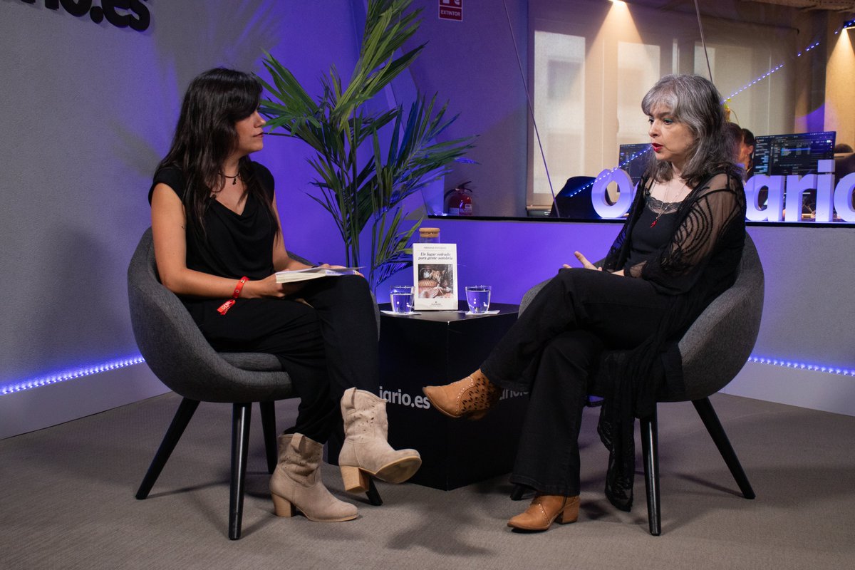 Dice Mariana Enríquez, que ha escrito mucho sobre el fenómeno fan, que ella ni pide firmas ni hace largas colas para ver a sus ídolos. Por acá una que tuvo la suerte de hablar con ella, llevarse su firma y estas preciosas fotos de <a href="/RdeRadioactive/">Rocío Bermejo</a>💜
eldiario.es/1_ae99b4