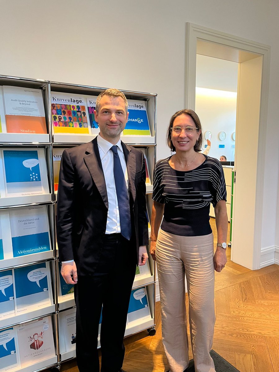 f_lesache's tweet photo. FRANCFORT I Au siège de l’association des entreprises allemandes cotées : échanges avec la Directrice Générale. Identité de vues sur le besoin d’un accès simple aux marchés des capitaux, harmonisation fiscale et juridique, facilitation cotation PMEs, titrisation.. 
🇩🇪🇫🇷🇪🇺@medef https://t.co/2TjBgn5Woh