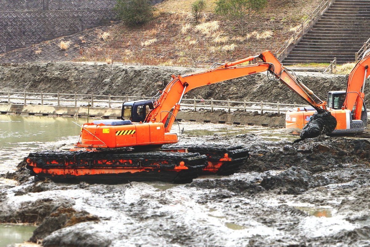 Construction machinery floats like a water strider!

Focus on rare construction machinery that we don't often get to see.
Amphibious Soft Terrain Backhoe remove mud and other debris from the bottom of the water to prevent disasters and protect the safety of the surrounding area.